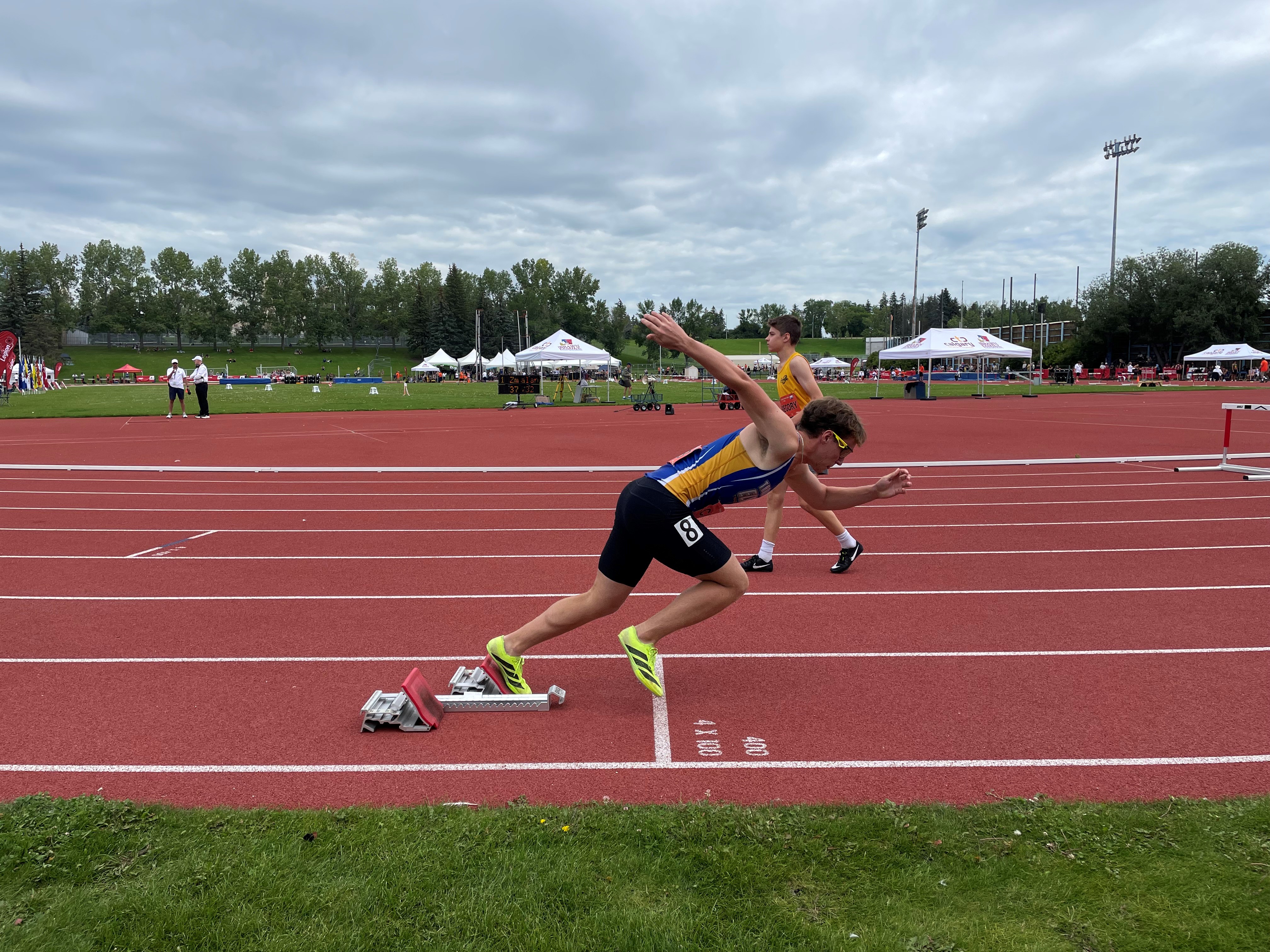 Runner practicing starts